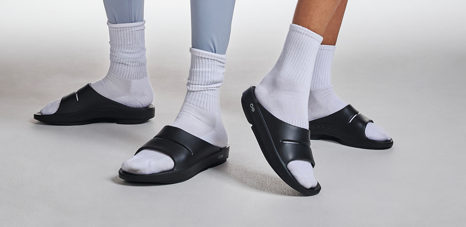 OOFOS Dames en Heren OOahh Recovery Slides, Black – oofosbenelux.nl