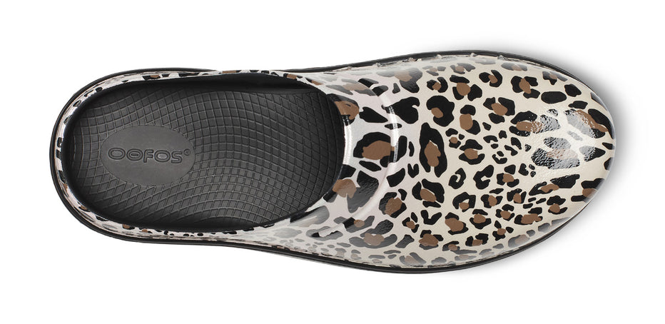 OOFOS Dames OOcloog ltd Recovery klompen, Leopard – oofosbenelux.nl