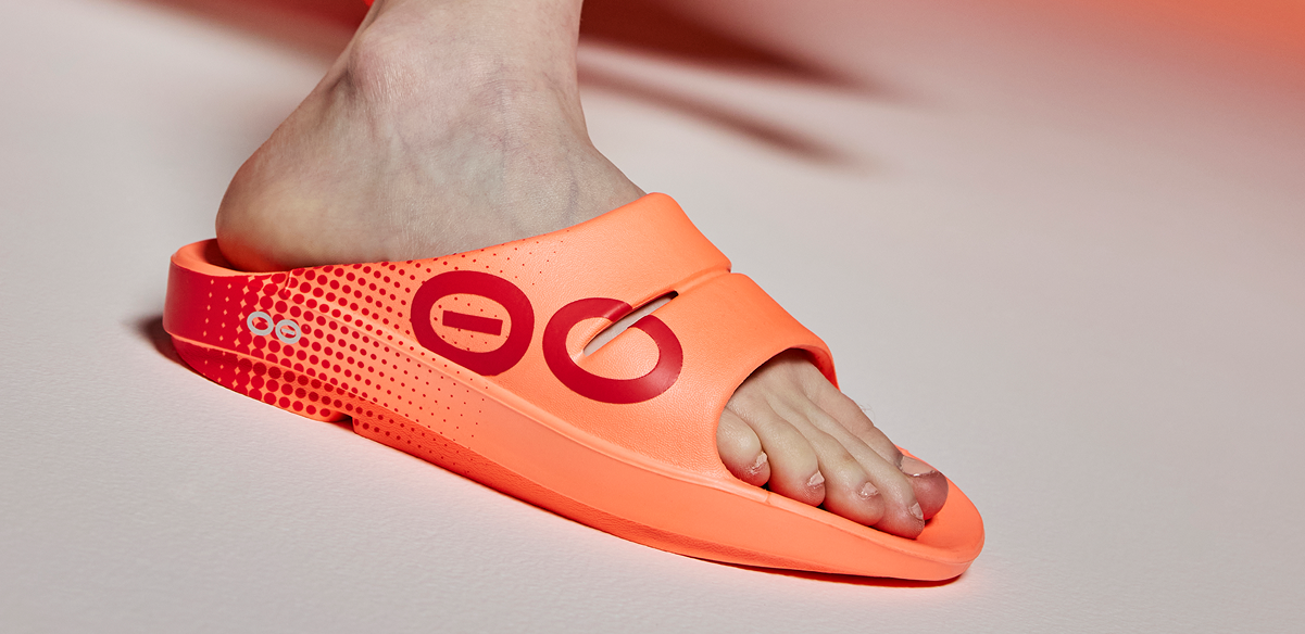 OOFOS Dames OOahh Sport Recovery Slides, Sunburst Matrix – oofosbenelux.nl