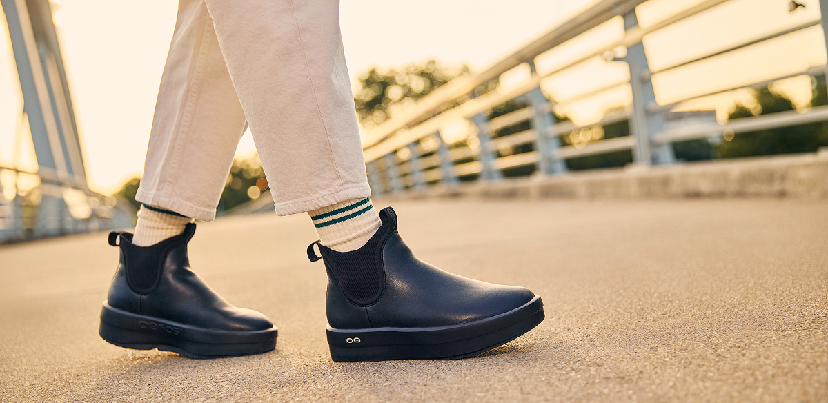OOFOS Dames OOmega Leather Londoner, Black – oofosbenelux.nl