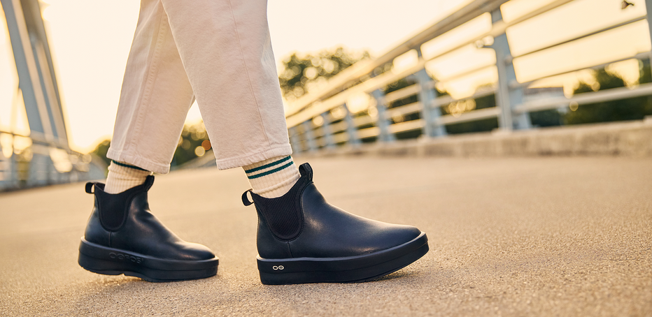 OOFOS Dames OOmega Leather Londoner, Black – oofosbenelux.nl