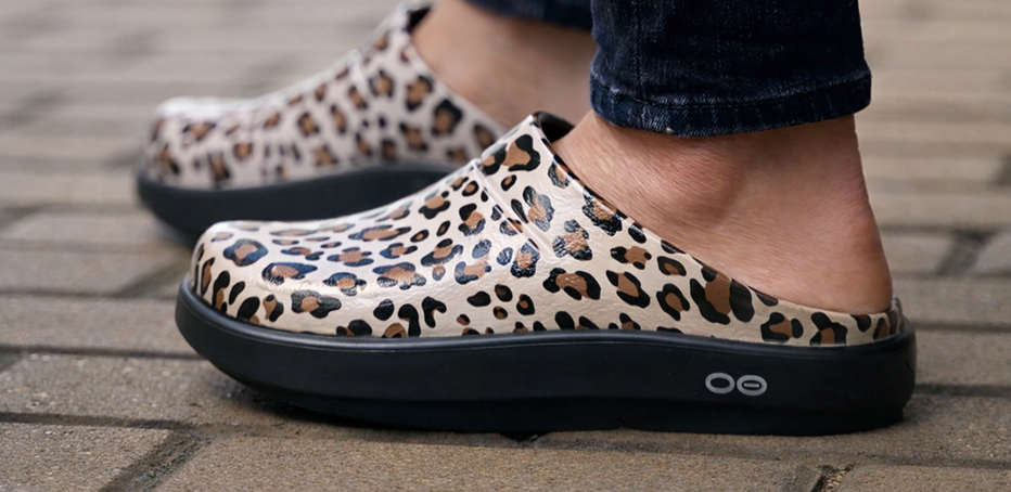 OOFOS Dames OOcloog ltd Recovery klompen, Leopard – oofosbenelux.nl